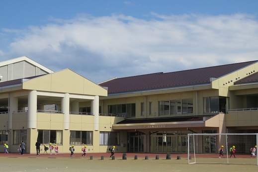 小学校　佐久市立泉小学校（小学校）まで601m