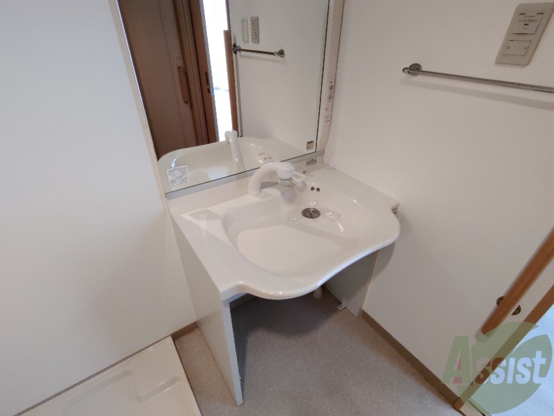 洗面設備　洗面台はシャワーノズルも付いて便利に活用できます