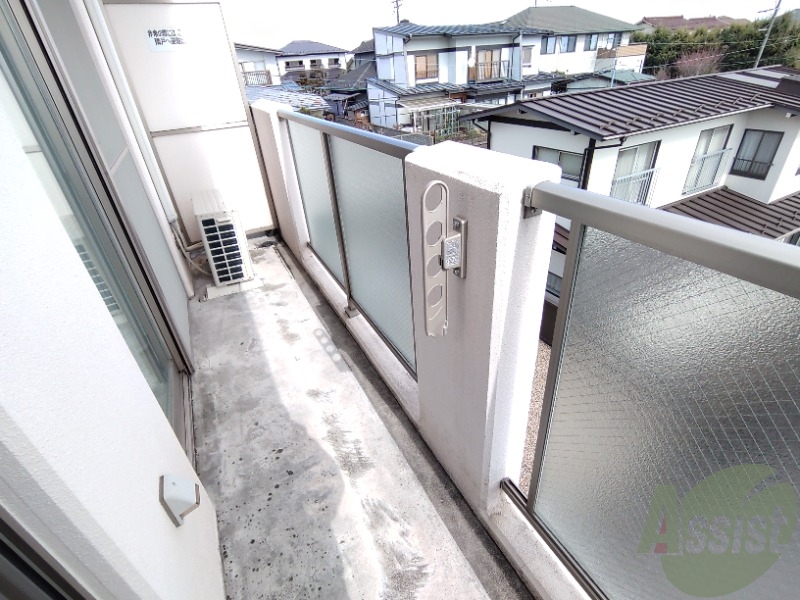 バルコニー　ベランダはよく日が当たり気持ちの良い空間です。