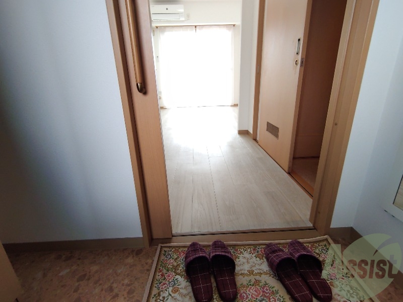 玄関　玄関からの様子です。綺麗なフローリングが広がっています。