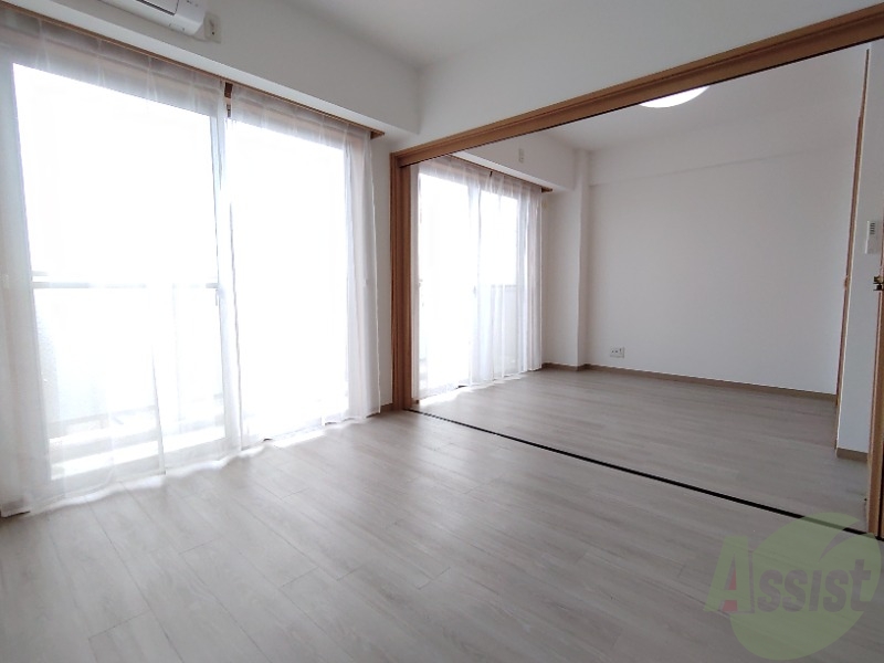 居室・リビング　広くきれいなリビングは明るい光も良く差します