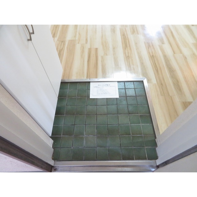 玄関　同間取り別部屋の写真です