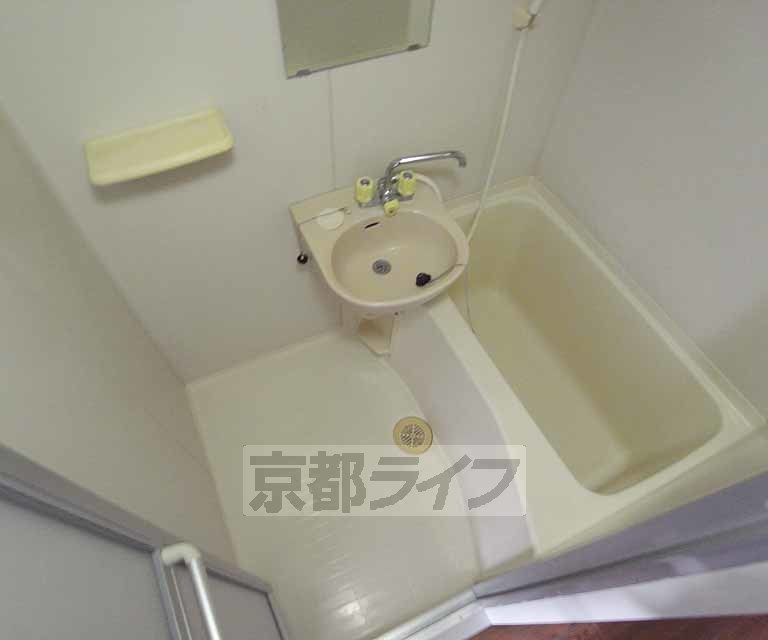 バス・シャワールーム　バスルームです