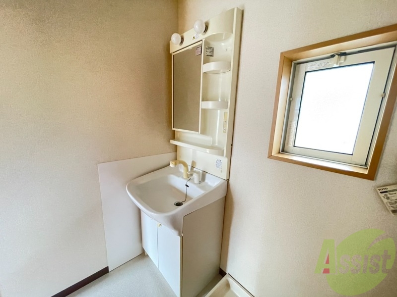 洗面設備　広い洗面台なので用途に合わせて使うことが出来ますね。