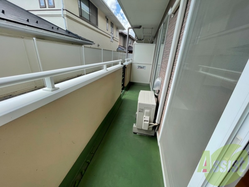 バルコニー　こちらはバルコニー。洗濯物が干せるようになっています。