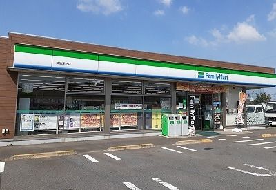 コンビニ　ファミリーマート（コンビニ）まで240m