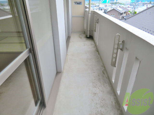 バルコニー　ベランダが付いて晴れた日は洗濯物が干せますね。