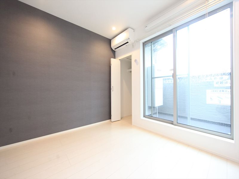 バルコニー　洋室5.7帖　エアコン完備　クローゼット付　バルコニー