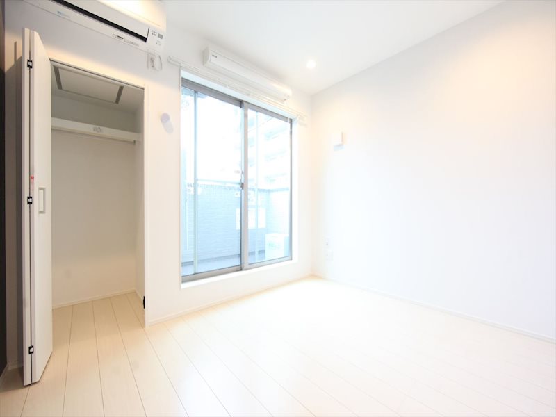 居室・リビング　洋室5.7帖　エアコン完備　クローゼット付　バルコニー