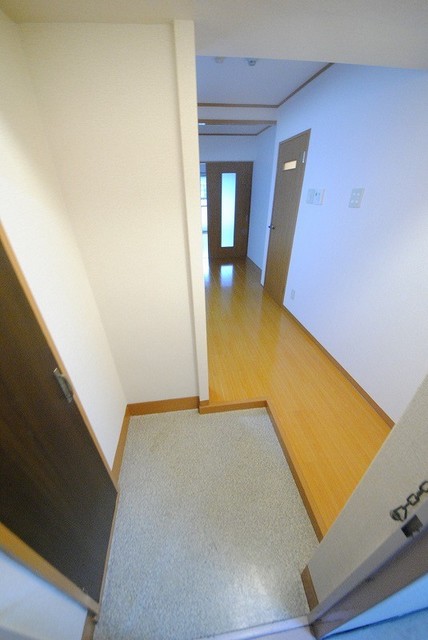 玄関　写真は２０２号室