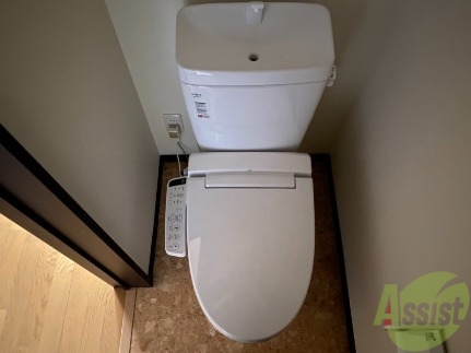 トイレ　ウォシュレット機能がついたトイレです。安心して使用できますね