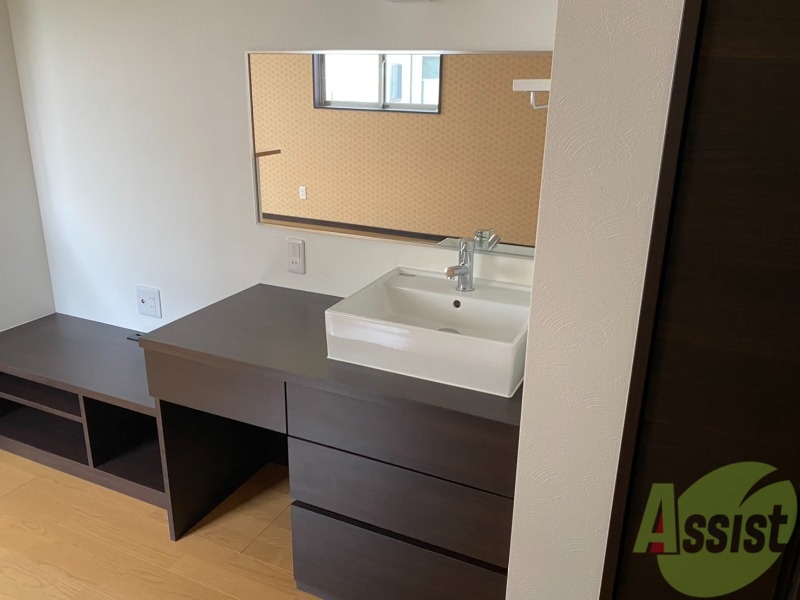 洗面設備　独立洗面台。朝の身支度はここでばっちり決めましょう。