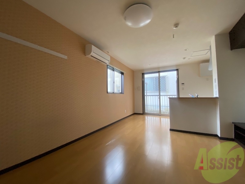 居室・リビング　リビングはこんな感じです。窓が大きくてよく陽が入ってきます。