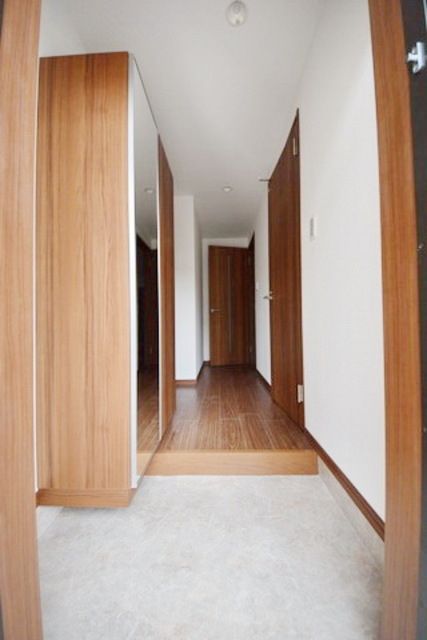 玄関　★玄関には、大きなシューズBOXと姿見★