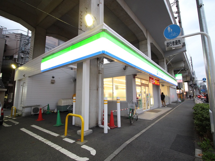 コンビニ　ファミリーマート（コンビニ）まで476m