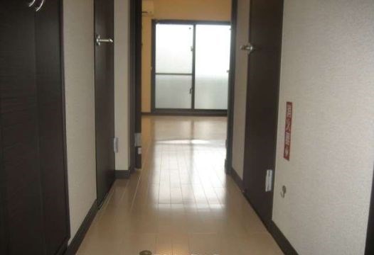 玄関　現状優先。