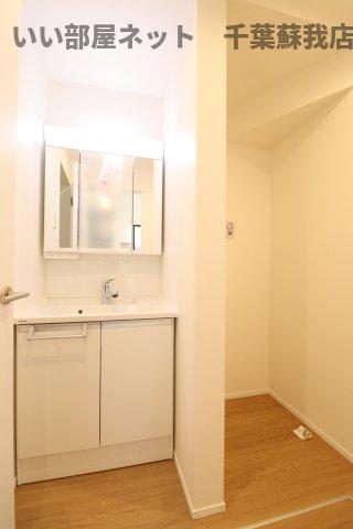 洗面設備　ゆったりとスペースのある洗面所