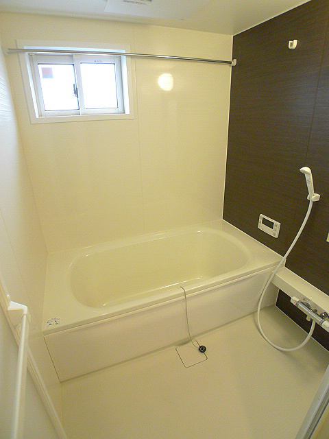 バス・シャワールーム　追い焚き機能付きバス。