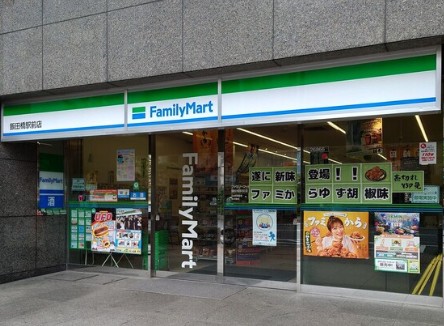 コンビニ　ファミリーマート飯田橋駅前店（コンビニ）まで81m