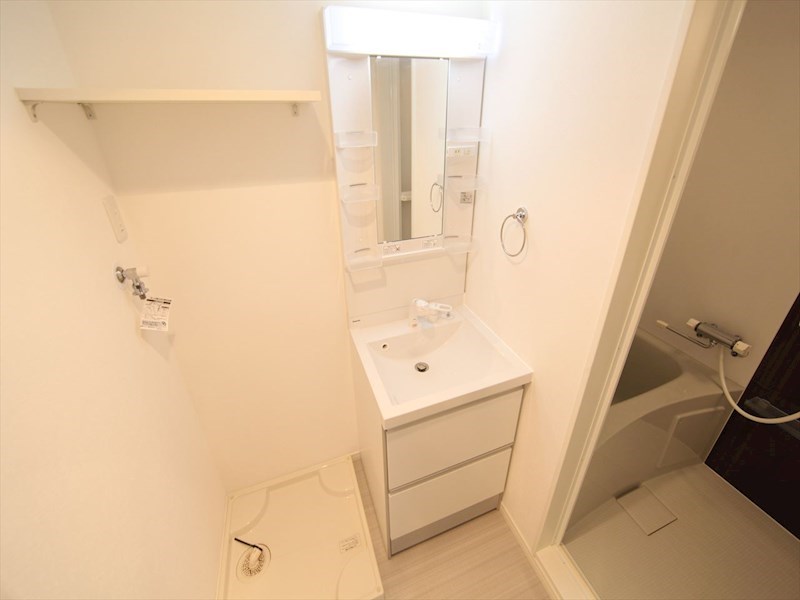 洗面設備　脱衣所　独立洗面台（シャンプードレッサー付）収納スペース有