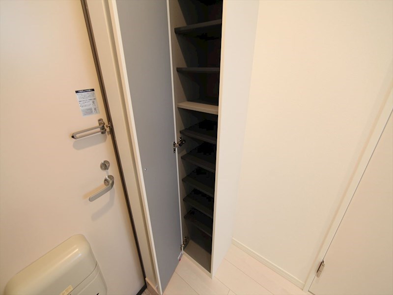 玄関　玄関　シューズボックス付（収納充実してます）