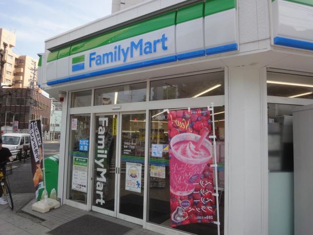 コンビニ　ファミリーマート（コンビニ）まで130m