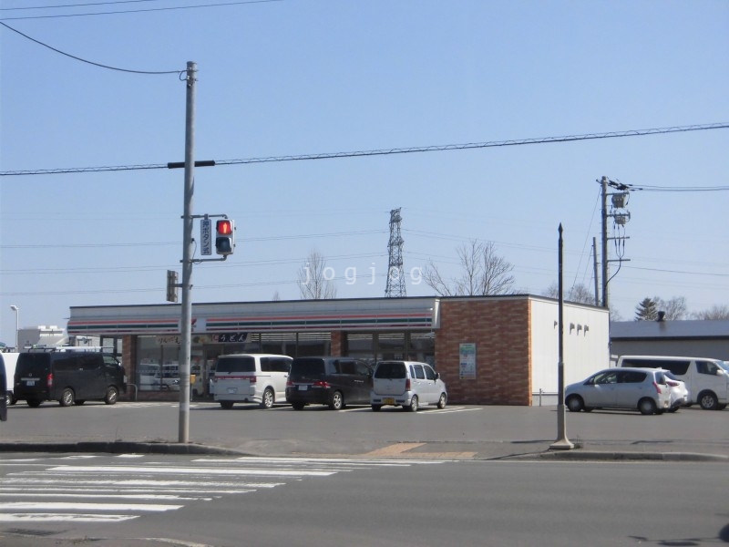 コンビニ　セブンイレブン札幌北丘珠店（コンビニ）まで329m