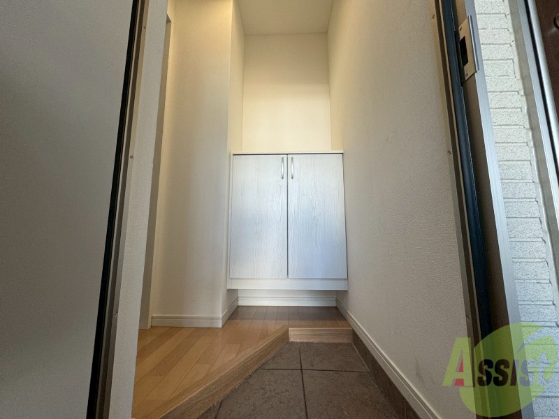 玄関　玄関の様子です。明るい印象ですね。気分もあがりそう。