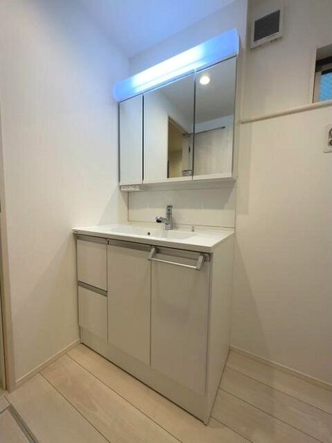 洗面設備　人気な独立洗面台です