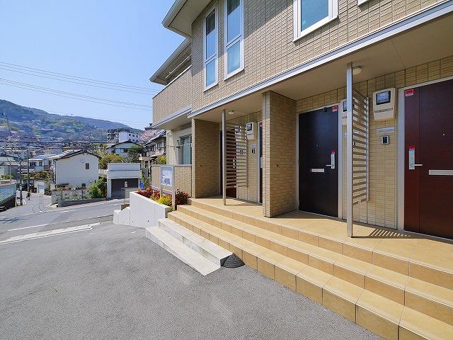 その他共有部分　綺麗で見通しの良い玄関前です