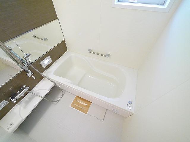 バス・シャワールーム　コンパクトで使いやすいお風呂です