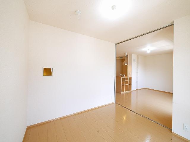 その他部屋・スペース　落ち着いた色調の寝室です