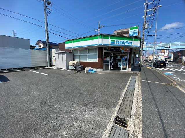 コンビニ　ファミリーマート（コンビニ）まで447m