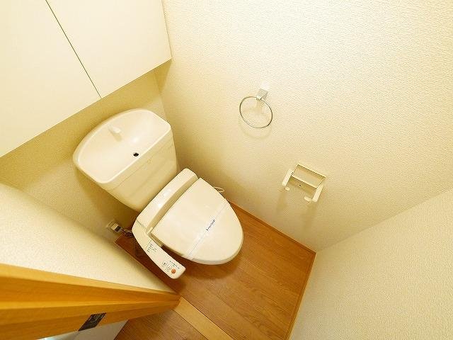 トイレ　落ち着いた色調のトイレです