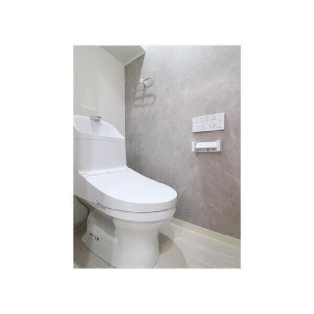 トイレ　人気アイテムの温水洗浄便座。清潔感のあるトイレです。