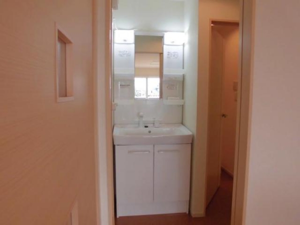 洗面設備　独立洗面台で朝の準備も快適です♪