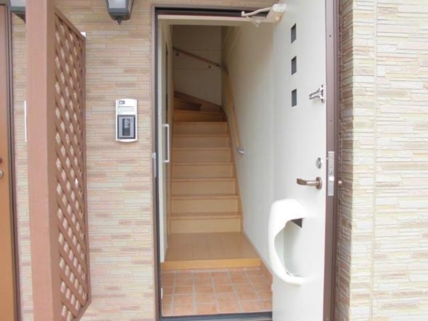 玄関　入ってすぐに内階段あります