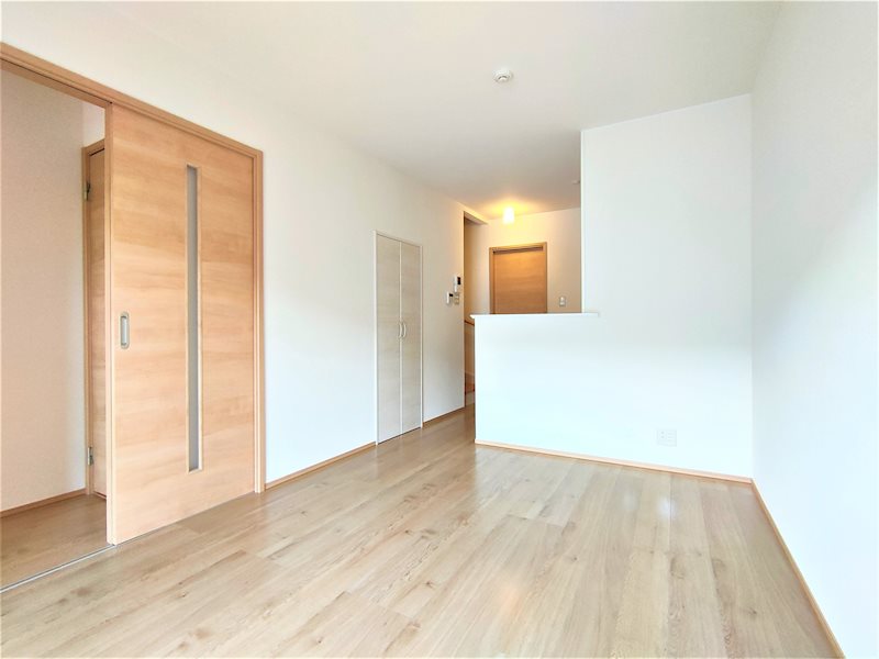 居室・リビング　約10帖のLDKは温かい陽の光が差し込みます。