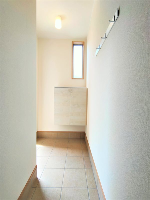 玄関　玄関にはたっぷり収納できる下駄箱です。