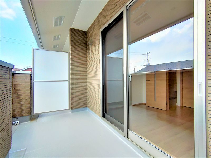 バルコニー　広々としたバルコニーは風通しも良さそうです。