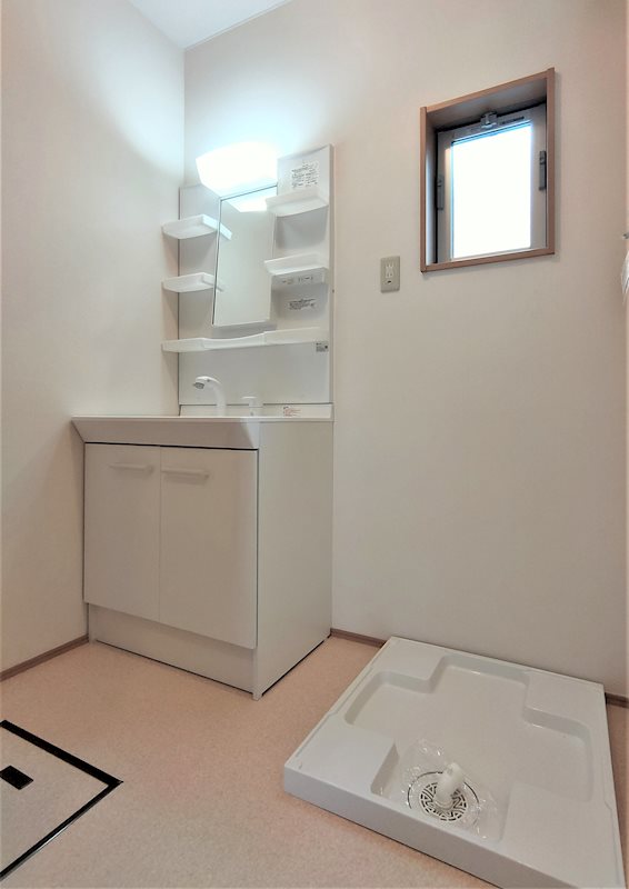 洗面設備　独立洗面化粧台の横には洗濯用防水パンがあります。