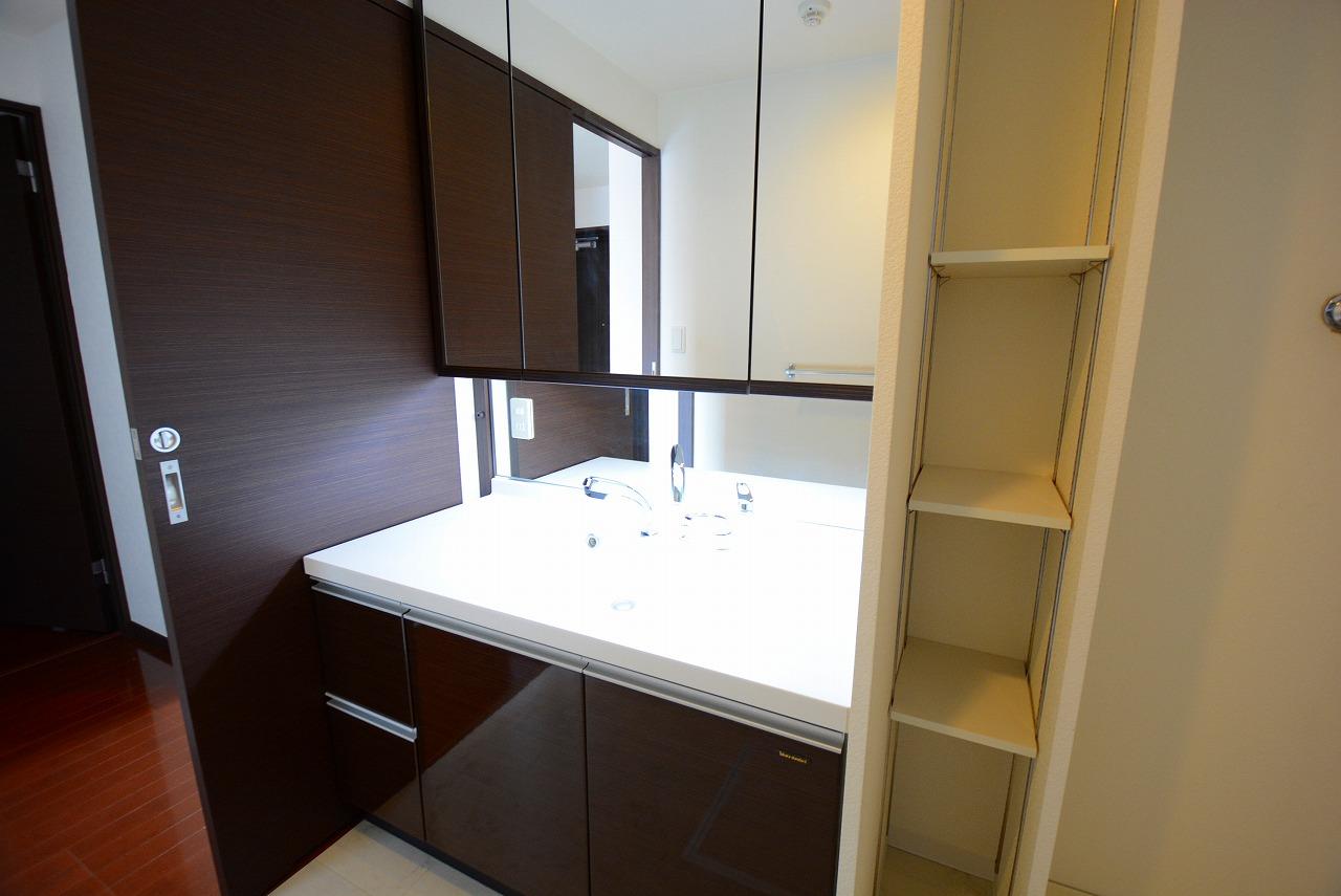 洗面設備　収納豊富な洗面台です