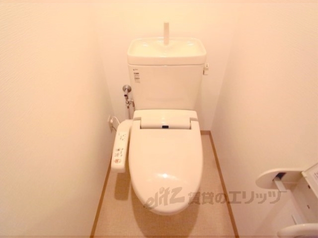 トイレ　嬉しいウォシュレット付き。