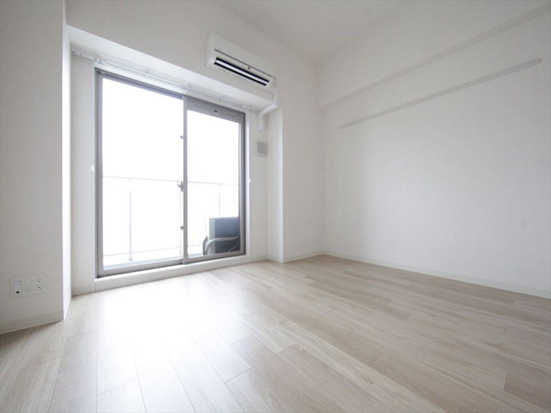 バルコニー　洋室10.9帖　エアコン完備　バルコニー