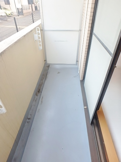 バルコニー　同建物の別部屋の写真です。