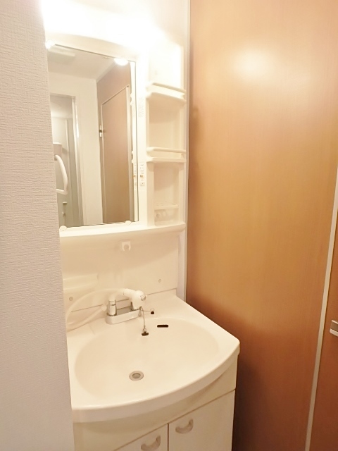 洗面設備　同建物の別部屋の写真です。