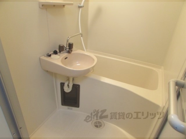 バス・シャワールーム　お風呂・トイレ別になっています。
