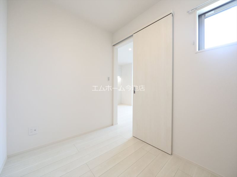 その他　洋室3.5帖　収納スペース充実しています　同仕様写真