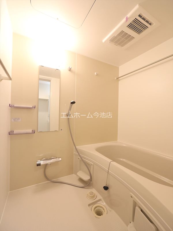 バス・シャワールーム　追い焚き・浴室暖房乾燥機能付バス　同仕様写真