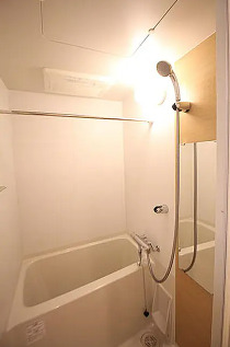 バス・シャワールーム　別部屋反転写真